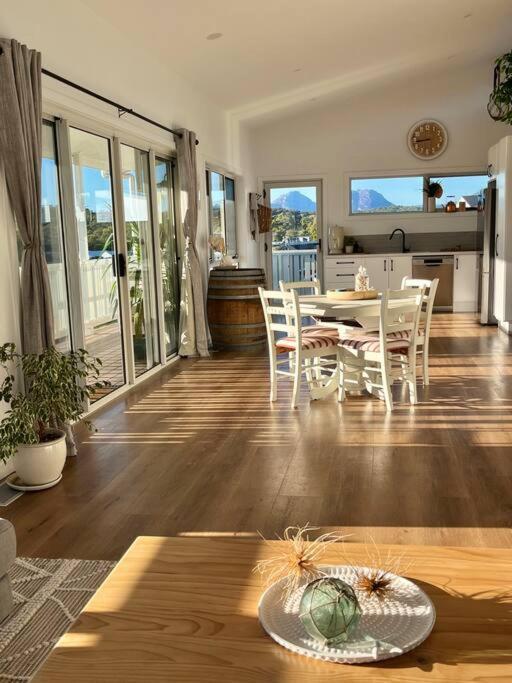 Viola - Seaside Retreat Villa โคลส์เบย์ ภายนอก รูปภาพ