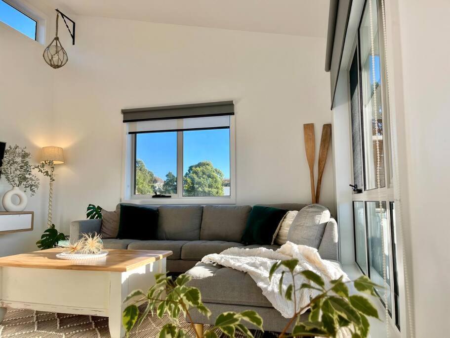 Viola - Seaside Retreat Villa โคลส์เบย์ ภายนอก รูปภาพ