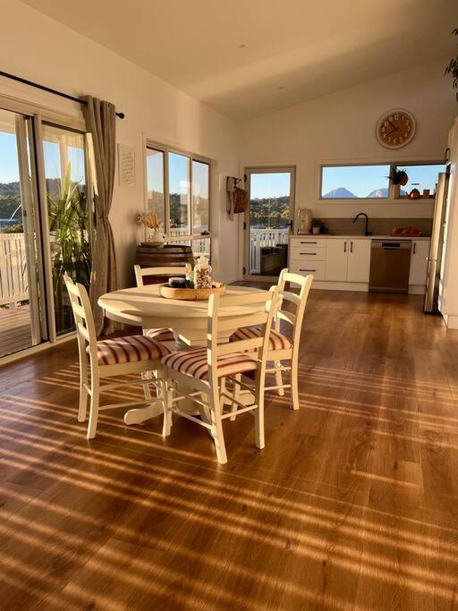 Viola - Seaside Retreat Villa โคลส์เบย์ ภายนอก รูปภาพ