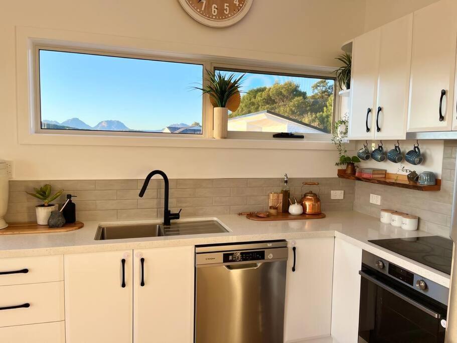 Viola - Seaside Retreat Villa โคลส์เบย์ ภายนอก รูปภาพ
