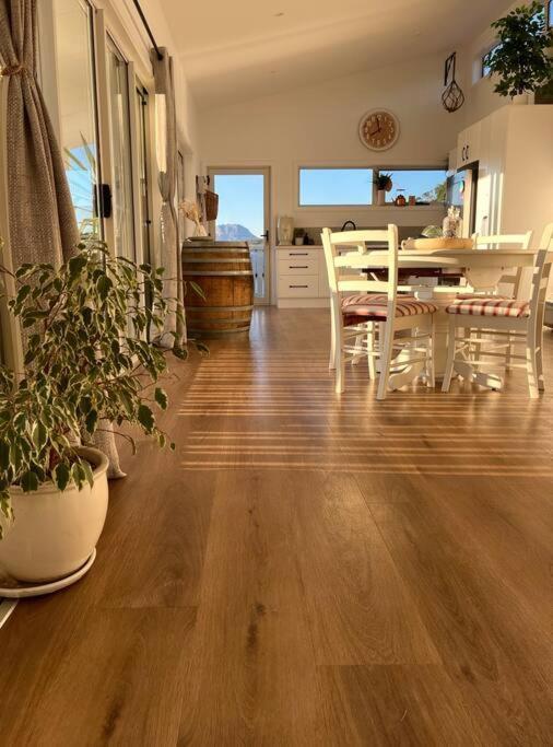 Viola - Seaside Retreat Villa โคลส์เบย์ ภายนอก รูปภาพ