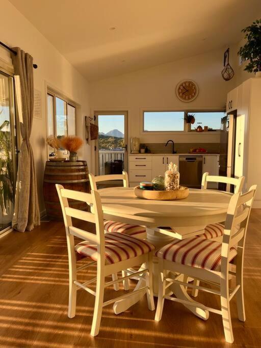 Viola - Seaside Retreat Villa โคลส์เบย์ ภายนอก รูปภาพ
