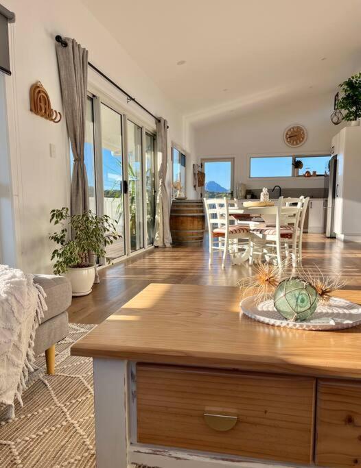 Viola - Seaside Retreat Villa โคลส์เบย์ ภายนอก รูปภาพ