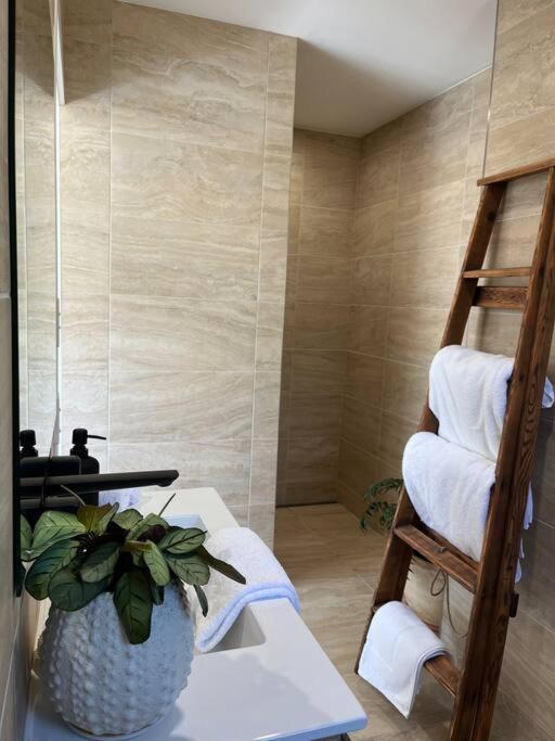 Viola - Seaside Retreat Villa โคลส์เบย์ ภายนอก รูปภาพ