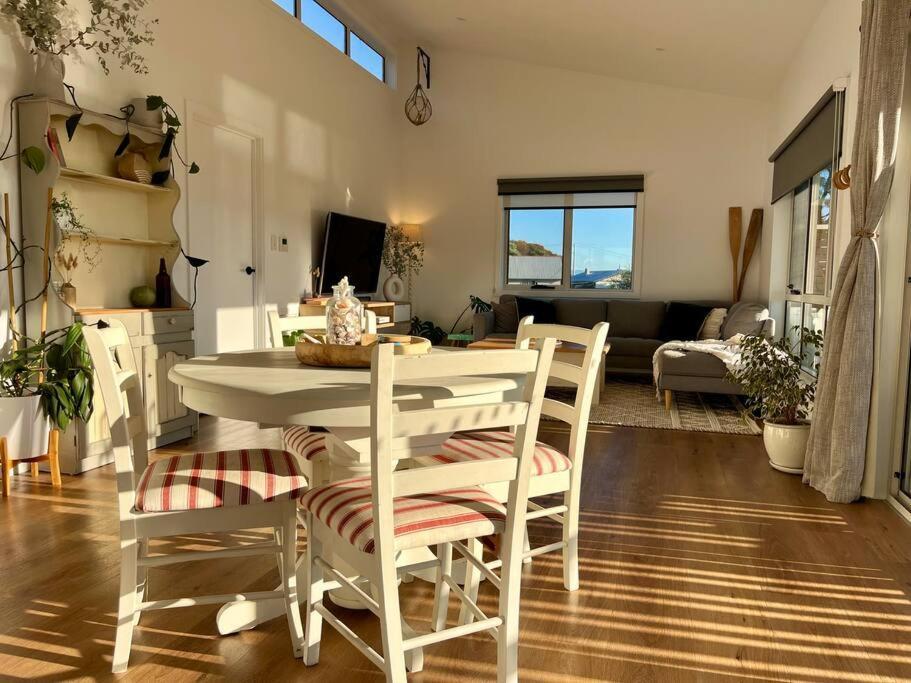 Viola - Seaside Retreat Villa โคลส์เบย์ ภายนอก รูปภาพ