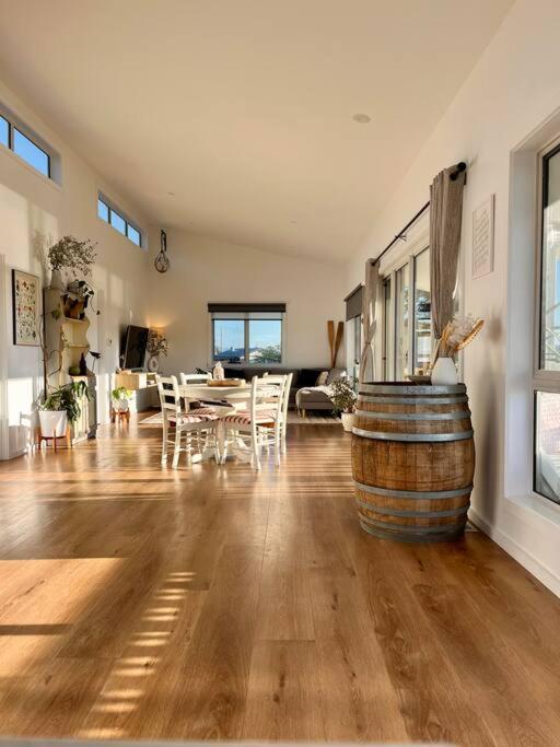 Viola - Seaside Retreat Villa โคลส์เบย์ ภายนอก รูปภาพ