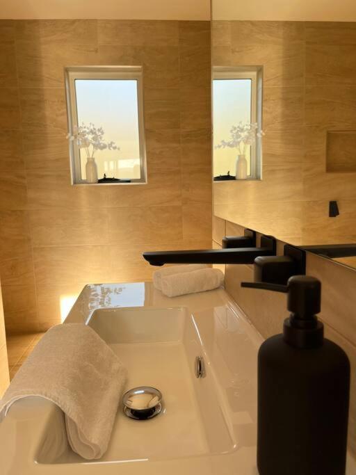 Viola - Seaside Retreat Villa โคลส์เบย์ ภายนอก รูปภาพ