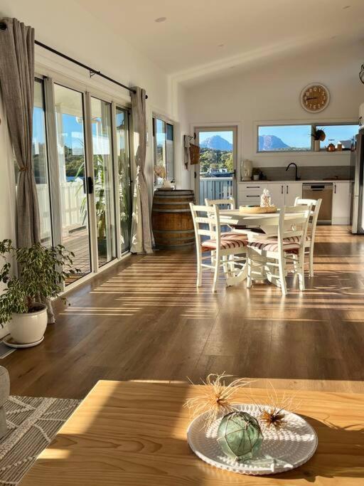 Viola - Seaside Retreat Villa โคลส์เบย์ ภายนอก รูปภาพ
