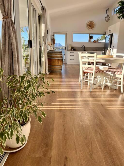 Viola - Seaside Retreat Villa โคลส์เบย์ ภายนอก รูปภาพ