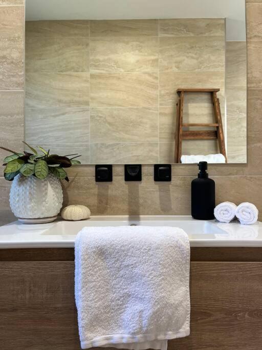 Viola - Seaside Retreat Villa โคลส์เบย์ ภายนอก รูปภาพ